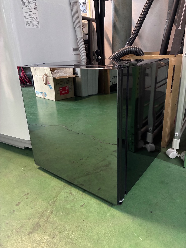 No.16084　ミニ冷蔵庫（42L）　　11,000円（税込）鏡面加工